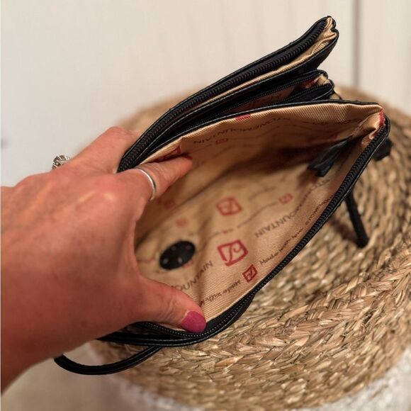 Stone Mountain Elegant Black Leather Crossbody Bag - Great Condition - Picture 12 of 16